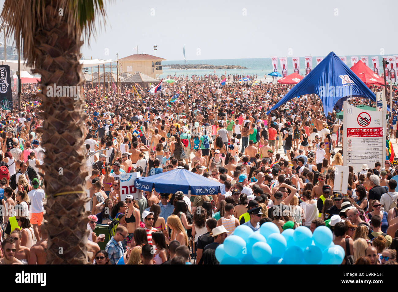 Israël Tel Aviv les célébrations de la Journée de la Fierté gaie foules se réunissent sur la plage Gordon par marina pour concert party ballons bleu Banque D'Images