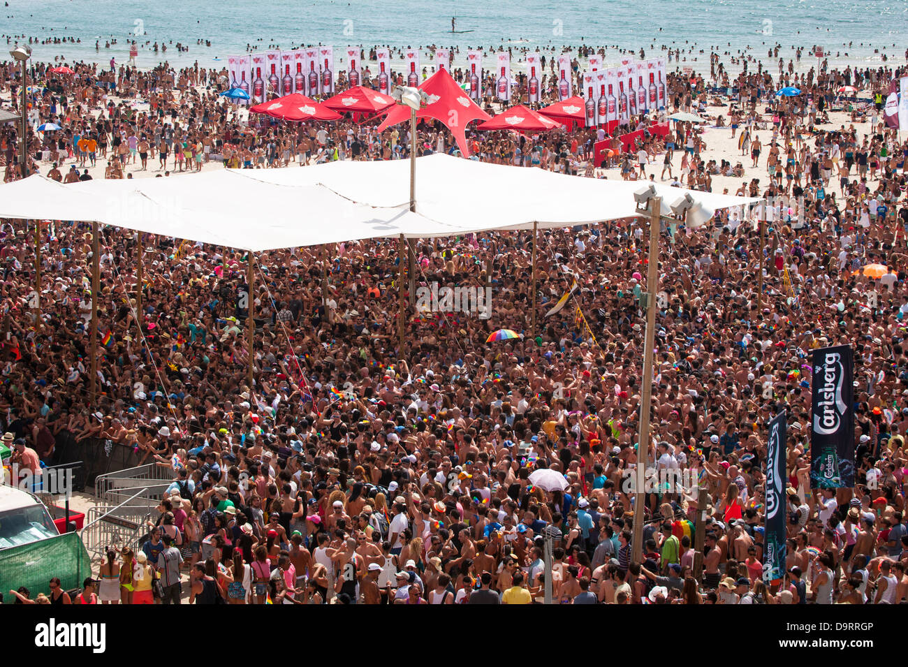 Israël Tel Aviv les célébrations de la Journée de la Fierté gaie foules se réunissent sur la plage Gordon par marina pour concert party Banque D'Images