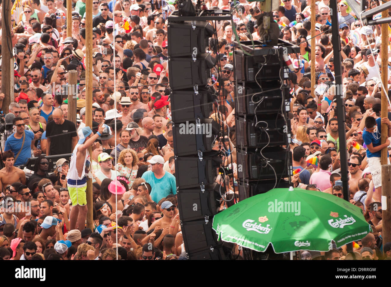 Israël Tel Aviv les célébrations de la Journée de la Fierté gaie foules se réunissent sur la plage Gordon par marina pour concert party haut-parleurs Banque D'Images