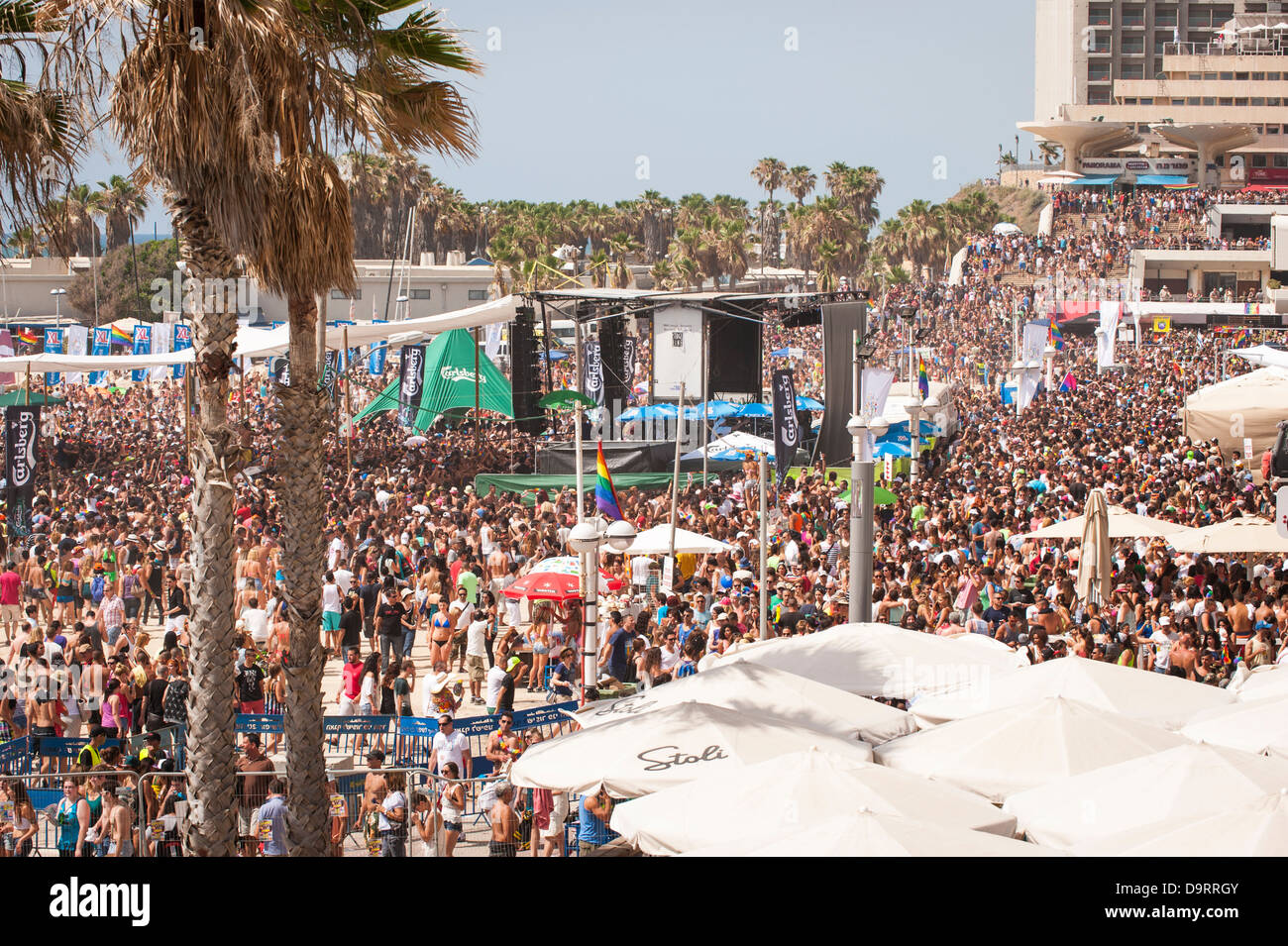 Israël Tel Aviv les célébrations de la Journée de la Fierté gaie foules se réunissent sur la plage Gordon par marina pour concert party après le défilé de la palm arbre arbres Banque D'Images