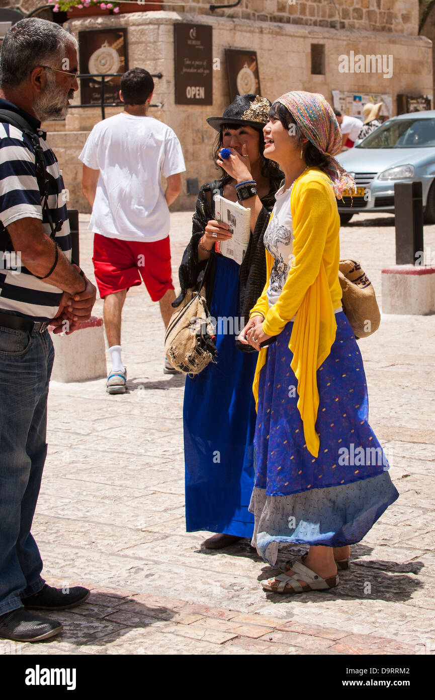 Israël Jérusalem Vieille Ville Place Hurva 2 deux jolies jeunes filles touristes japonais châles chapeaux jupe longue visite des sites religieux avec guide Banque D'Images