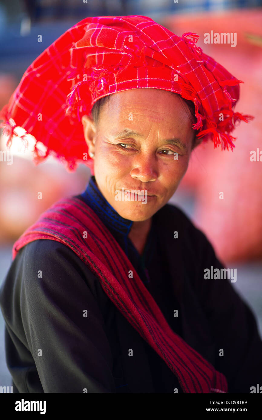 Une dame sur le marché à Nyaungshwe, sur le lac Inle, Myanmar (Birmanie) Banque D'Images