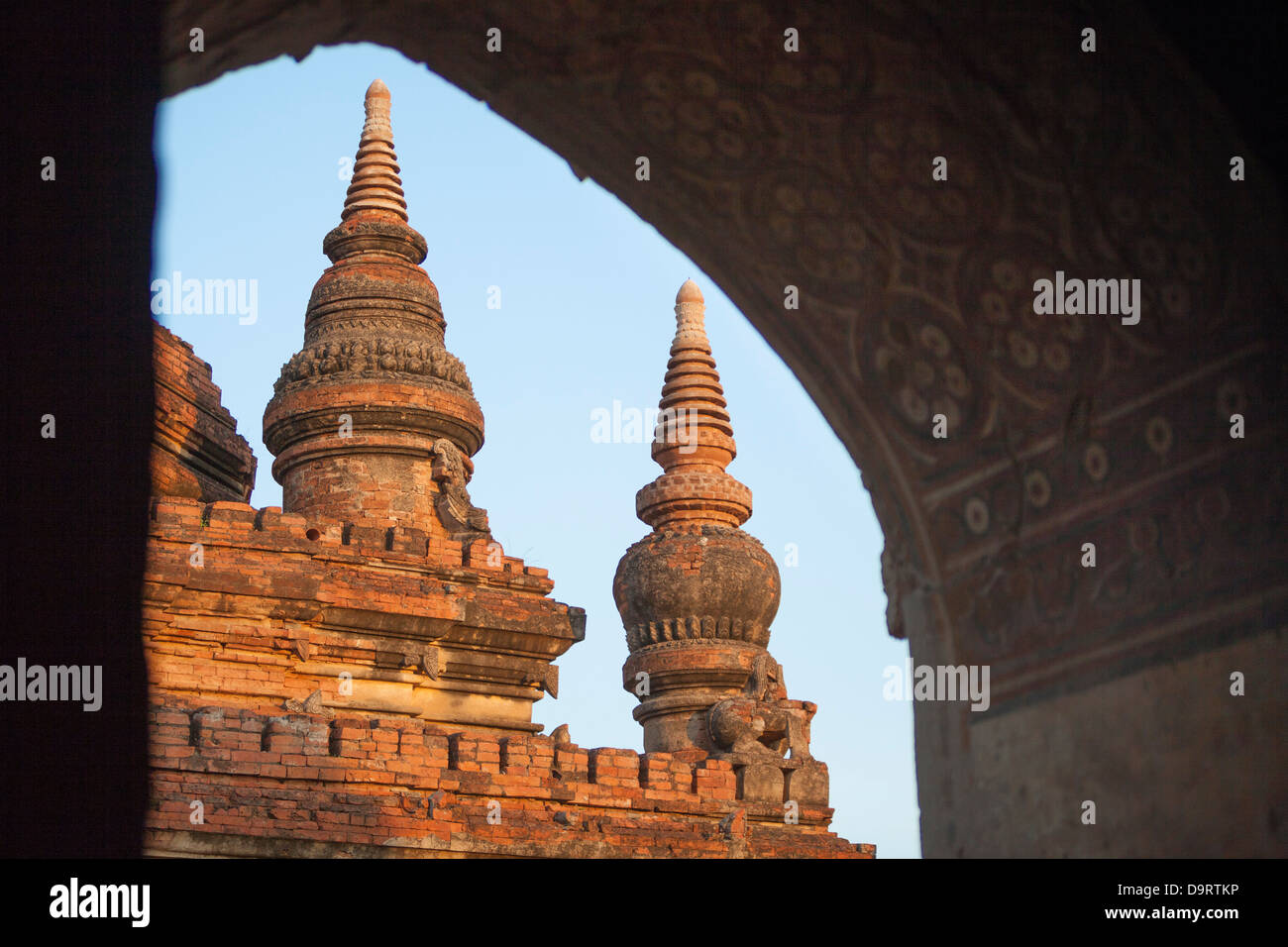 Certains des 4000 temples bouddhistes antiques qui sont dispersés à travers la plaine de Bagan, (ou païens) en Birmanie, ( ou le Myanmar). Banque D'Images