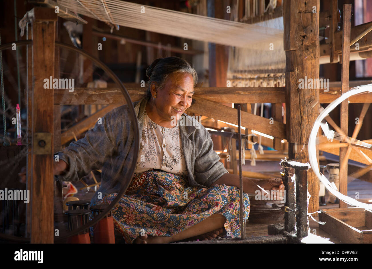 Une femme, en tissage Phaw Khone, lac Inle, Myanmar (Birmanie) Banque D'Images