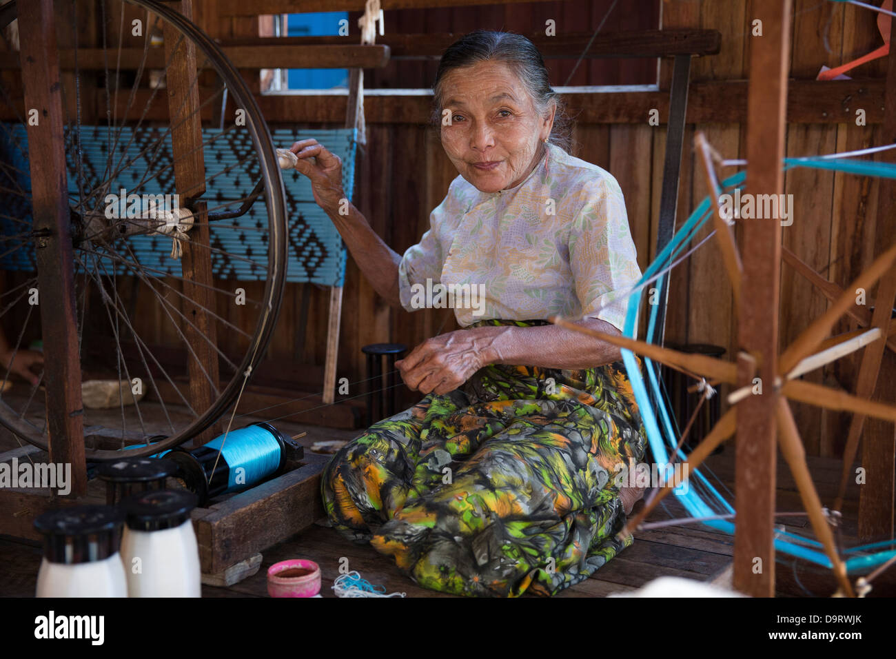Une femme, en tissage Phaw Khone, lac Inle, Myanmar (Birmanie) Banque D'Images