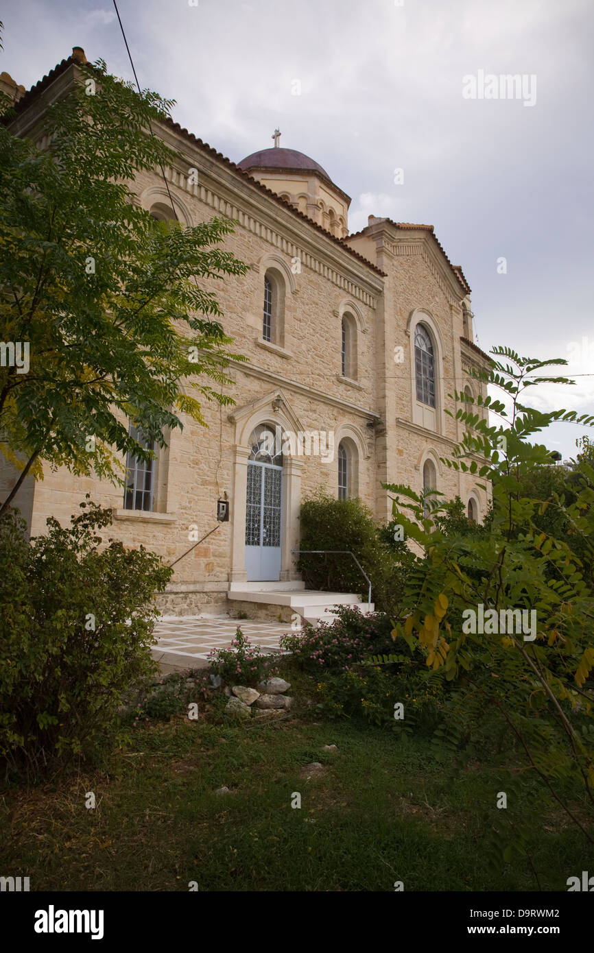 Le Kataekeyaeoei Mepimnh 1886 (Eglise grecque orthodoxe) domine le petit village de Gavalochori dans l'ouest de la Crète, Grèce Banque D'Images
