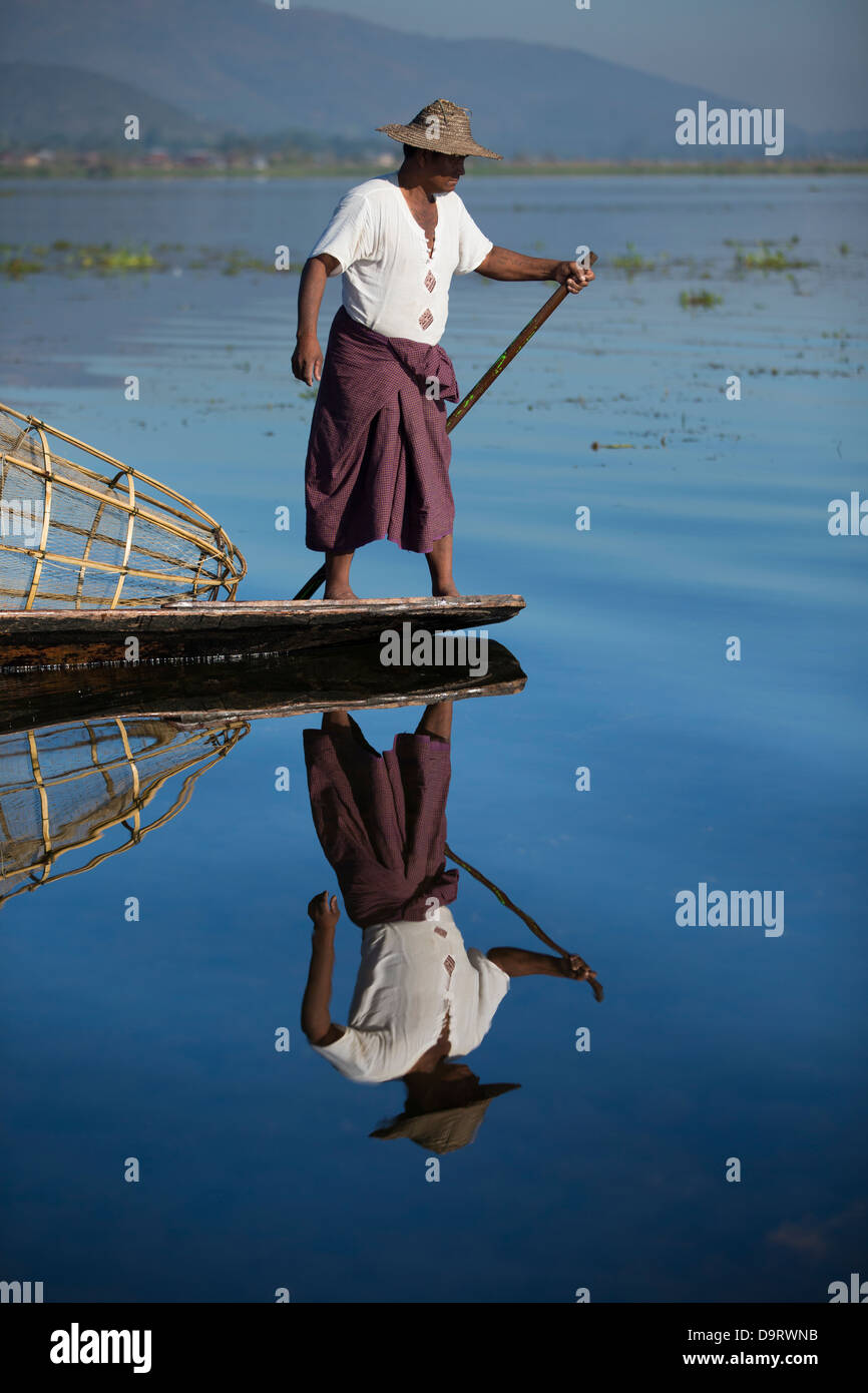 Un pêcheur sur le lac Inle, Myanmar (Birmanie) Banque D'Images