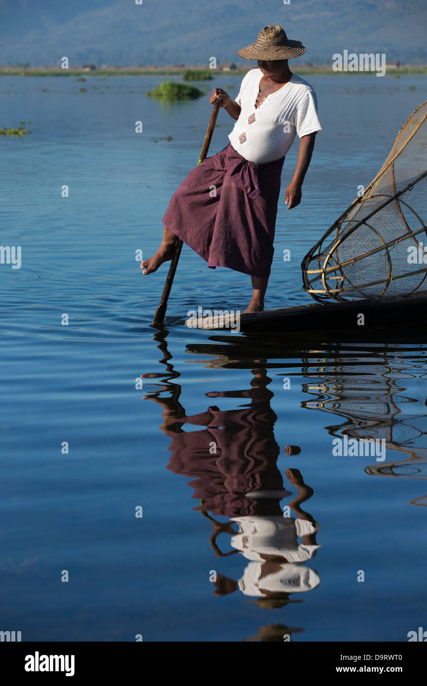 Un pêcheur sur le lac Inle, Myanmar (Birmanie) Banque D'Images