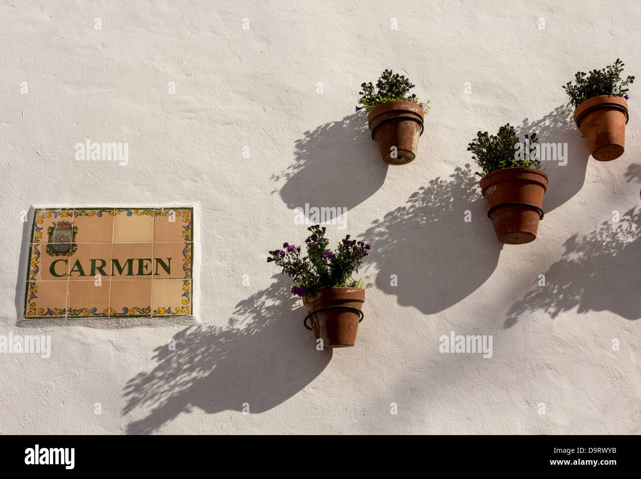 Les pots de fleurs sur un mur blanc dans la vieille ville de Marbella espagne Banque D'Images