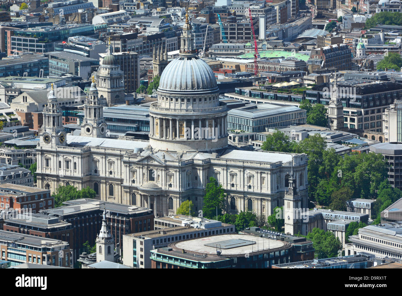 Vue aérienne de la cathédrale St Paul et dome summertime Banque D'Images