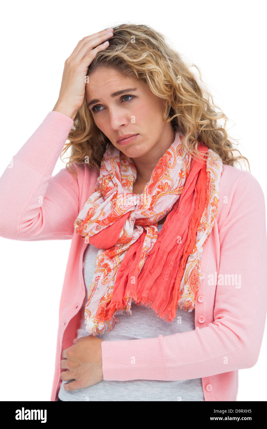 Femme blonde ayant à la fois des maux de ventre et la douleur Banque D'Images