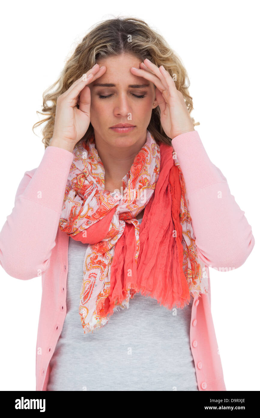 Fille blonde de toucher ses tempes à cause d'un mal de tête Banque D'Images