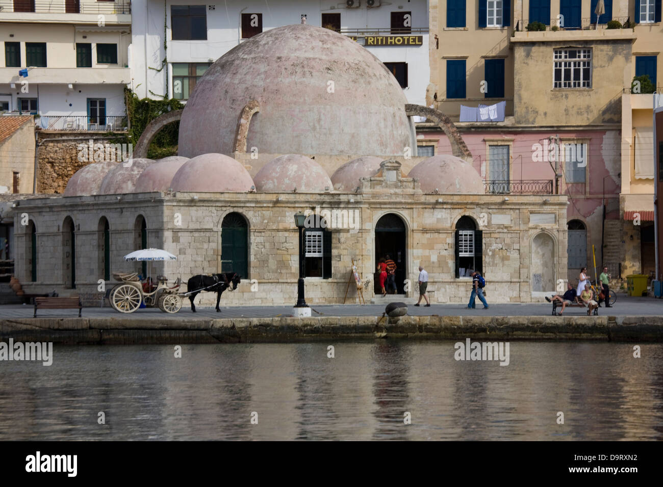 Une mosquée de l'ère ottomane sert maintenant comme un centre des visiteurs dans le quartier vieux port vénitien de La Canée, Crète, Grèce. Banque D'Images