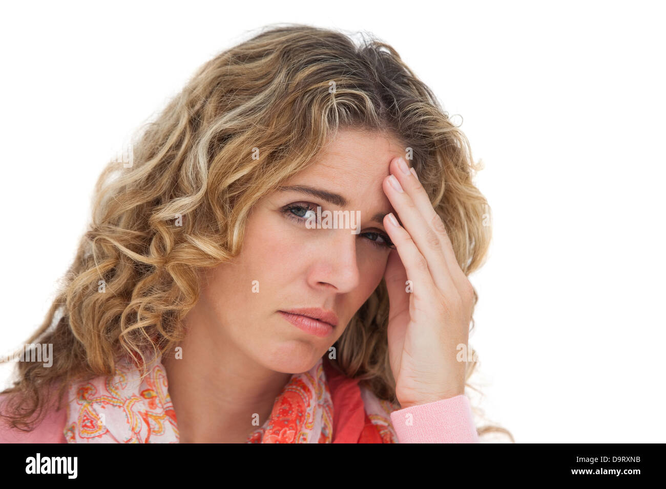 Blonde femme souffrant de céphalées et holding her head Banque D'Images