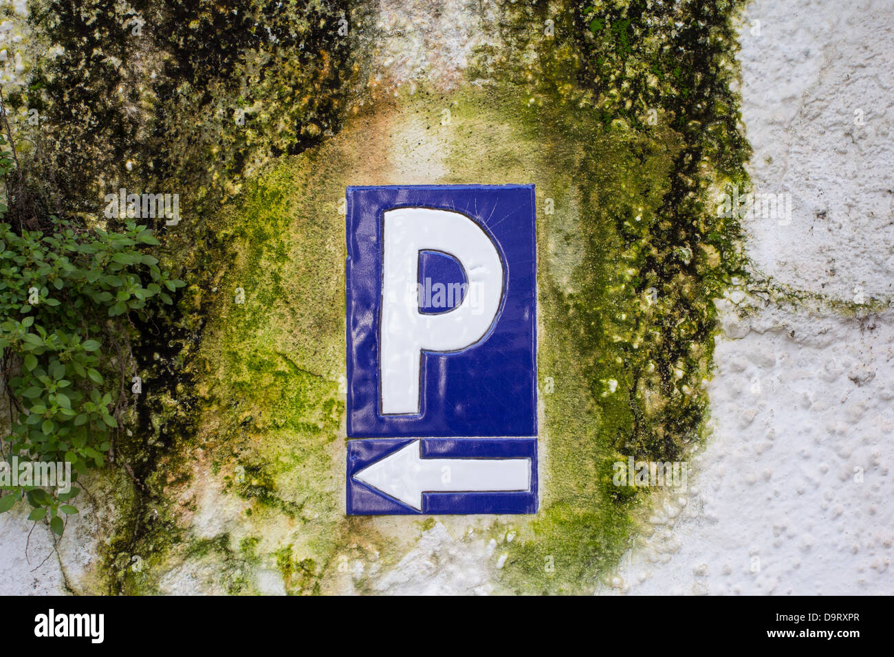 PARKING SIGN FAITE À PARTIR D'UNE TUILE BLEUE SUR UN VIEUX MUR À RONDA Andalousie Espagne Banque D'Images