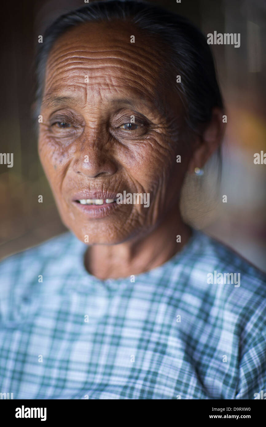 Une dame, au Lac Inle, Myanmar (Birmanie) Banque D'Images