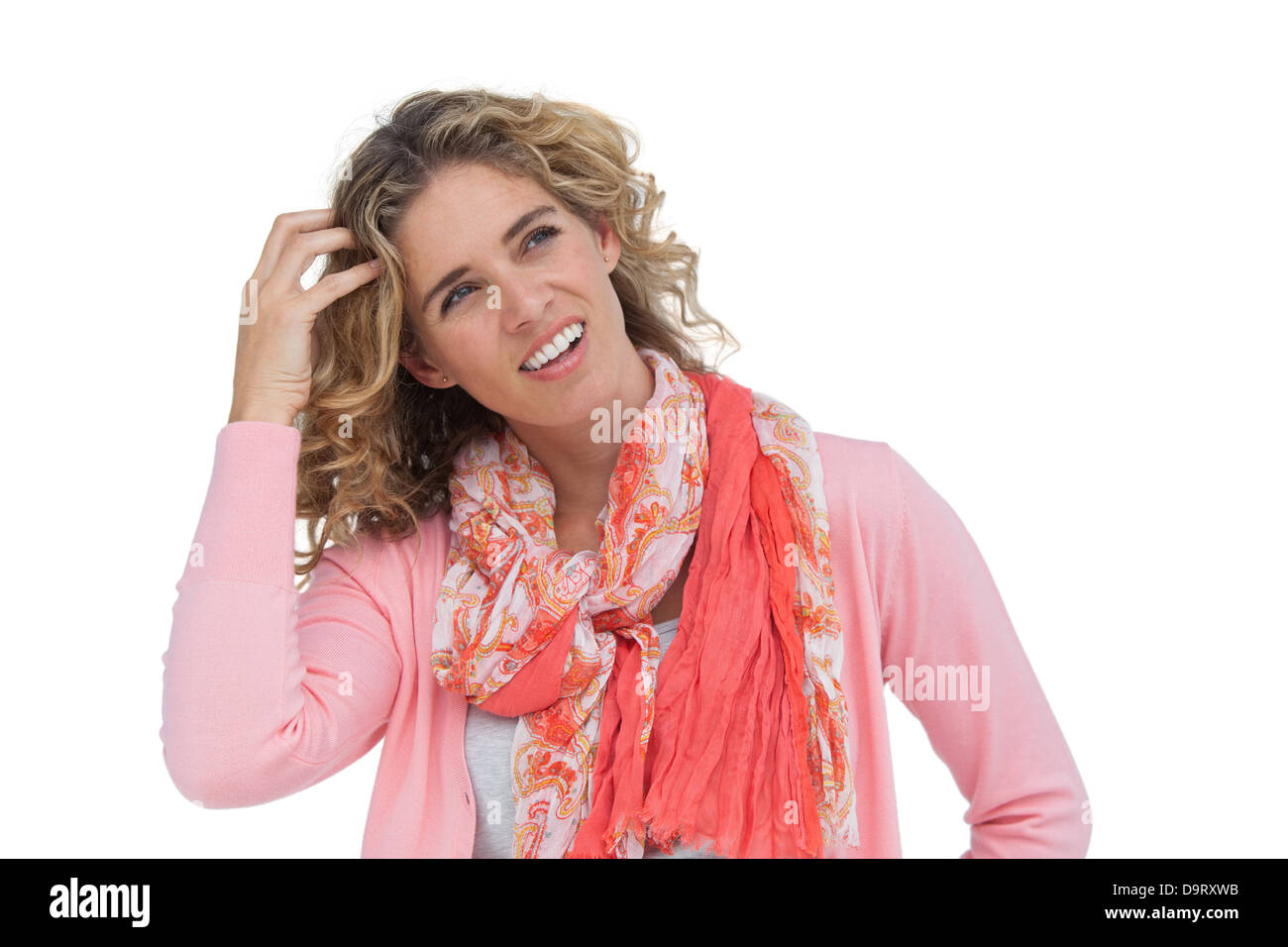 Femme blonde se gratter la tête et souriant Banque D'Images