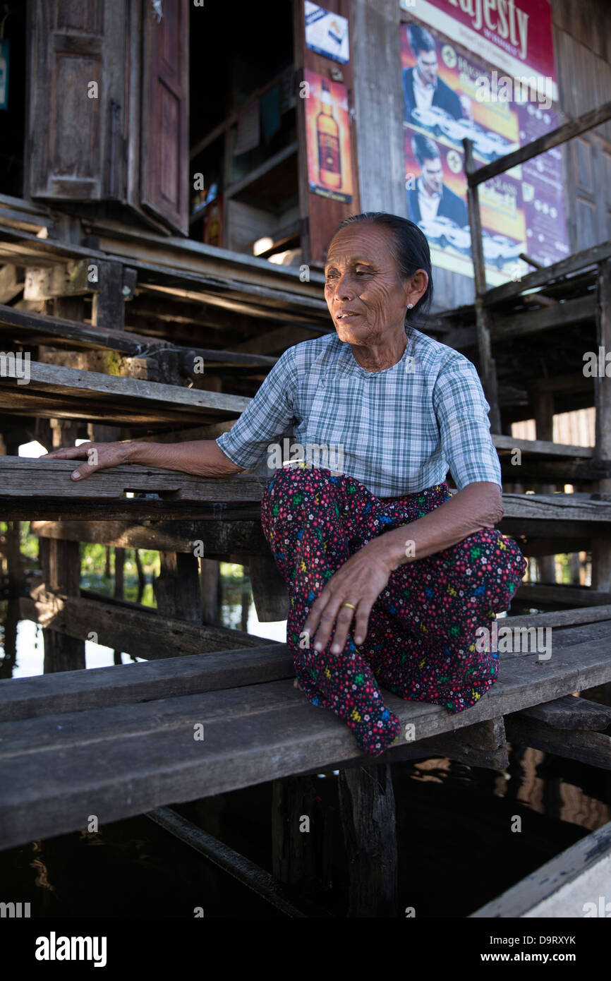 Une dame, au Lac Inle, Myanmar (Birmanie) Banque D'Images