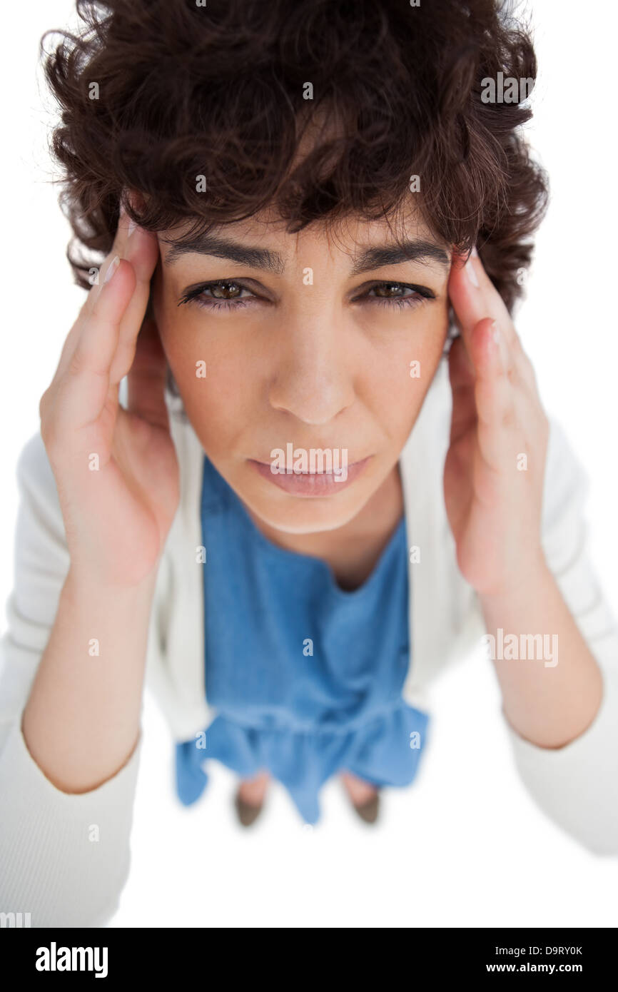 Frais généraux de femme avec une tête de toucher ses tempes Banque D'Images