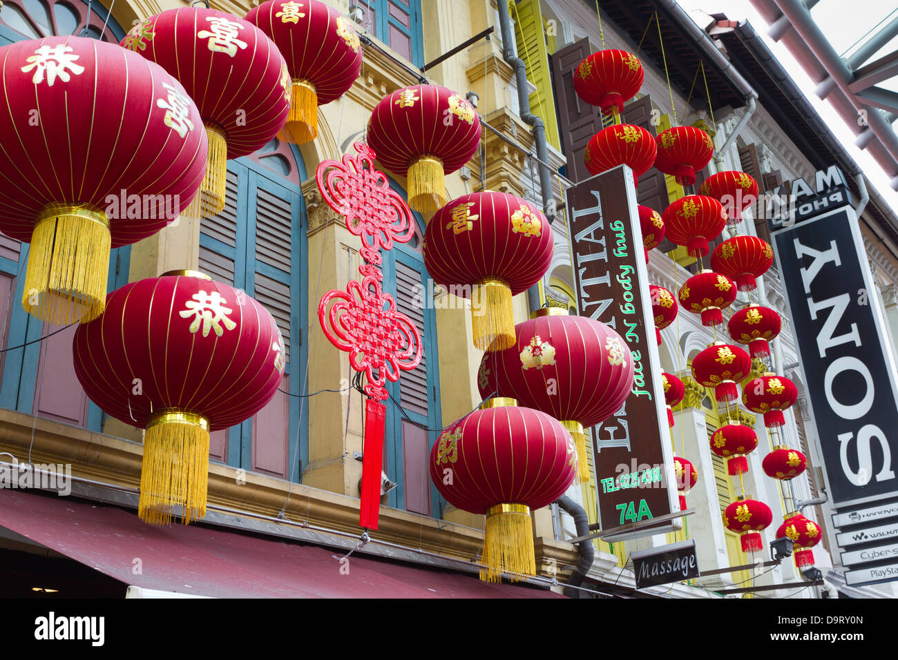 Lanternes chinoises rouge accroché à l'extérieur des usines, Chinatown, Singapour, Asie Banque D'Images