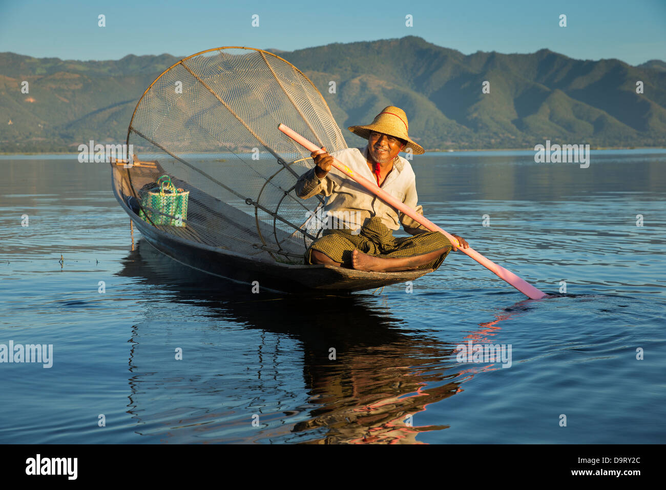 Un pêcheur sur le lac Inle, Myanmar (Birmanie) Banque D'Images