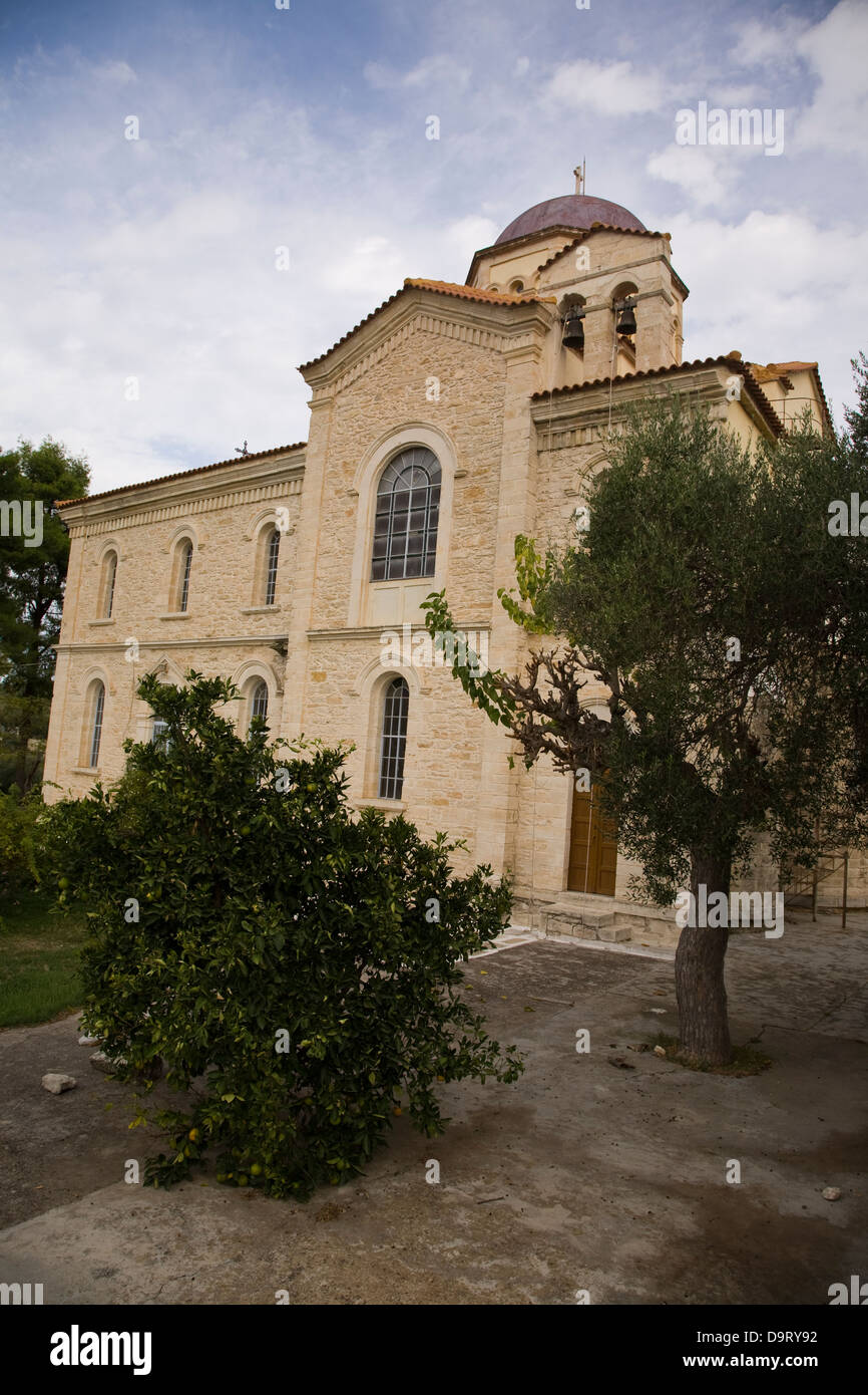 Le Kataekeyaeoei Mepimnh 1886 (Eglise grecque orthodoxe) domine le petit village de Gavalochori dans l'ouest de la Crète, Grèce Banque D'Images