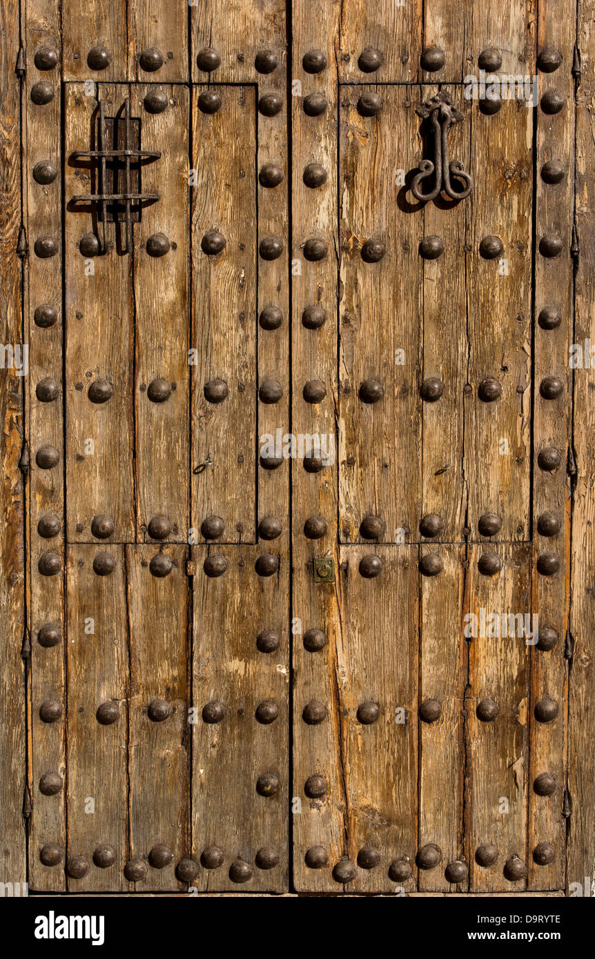 Porte en bois cloutée l'espagnol à Marbella andalousie espagne Photo Stock  - Alamy