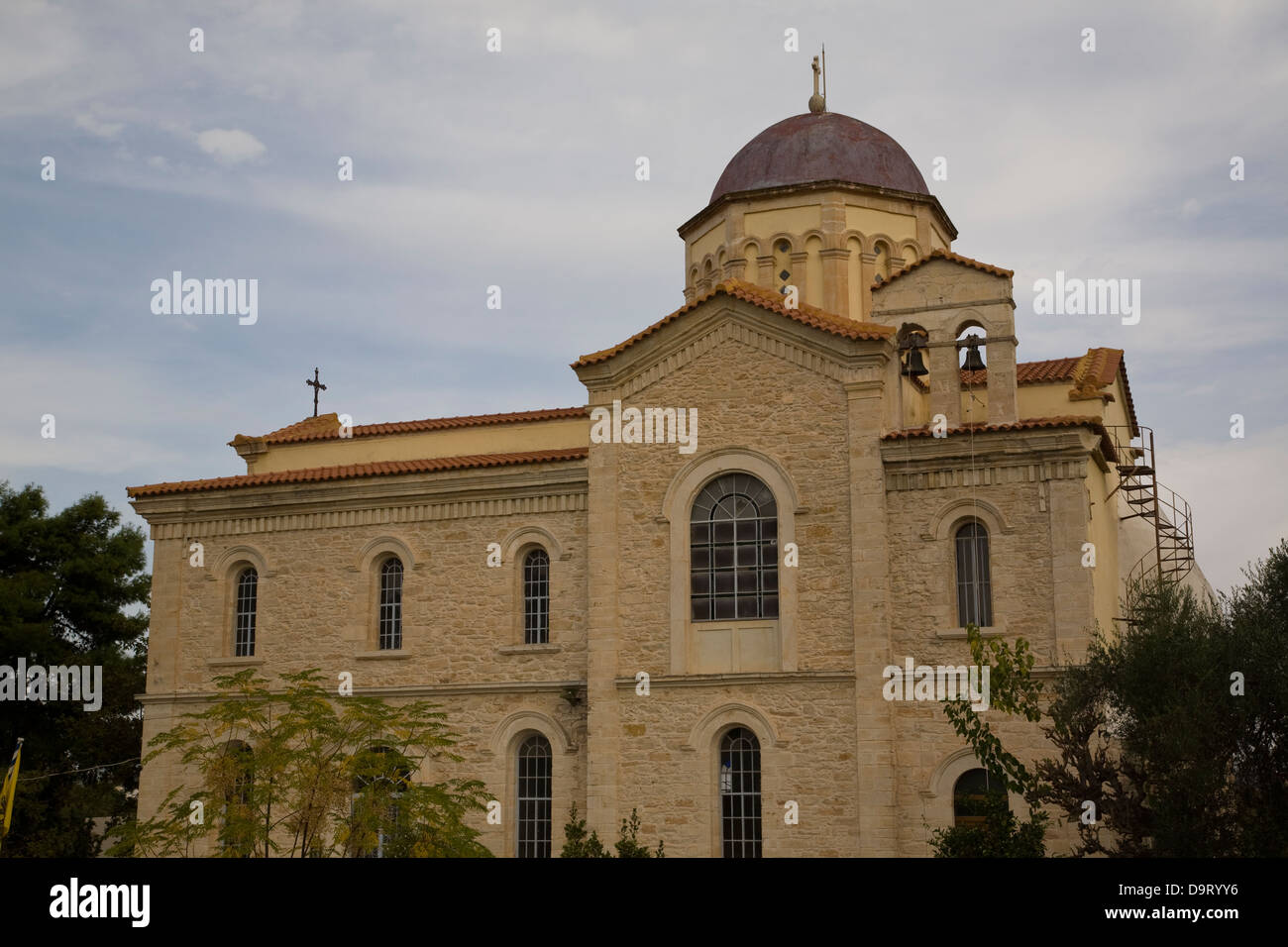 Le Kataekeyaeoei Mepimnh 1886 (Eglise grecque orthodoxe) domine le petit village de Gavalochori dans l'ouest de la Crète, Grèce Banque D'Images