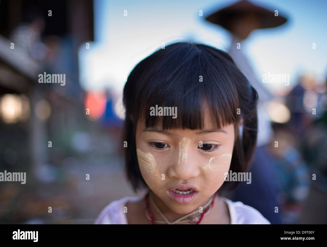 Une fille, au Lac Inle, Myanmar (Birmanie) Banque D'Images