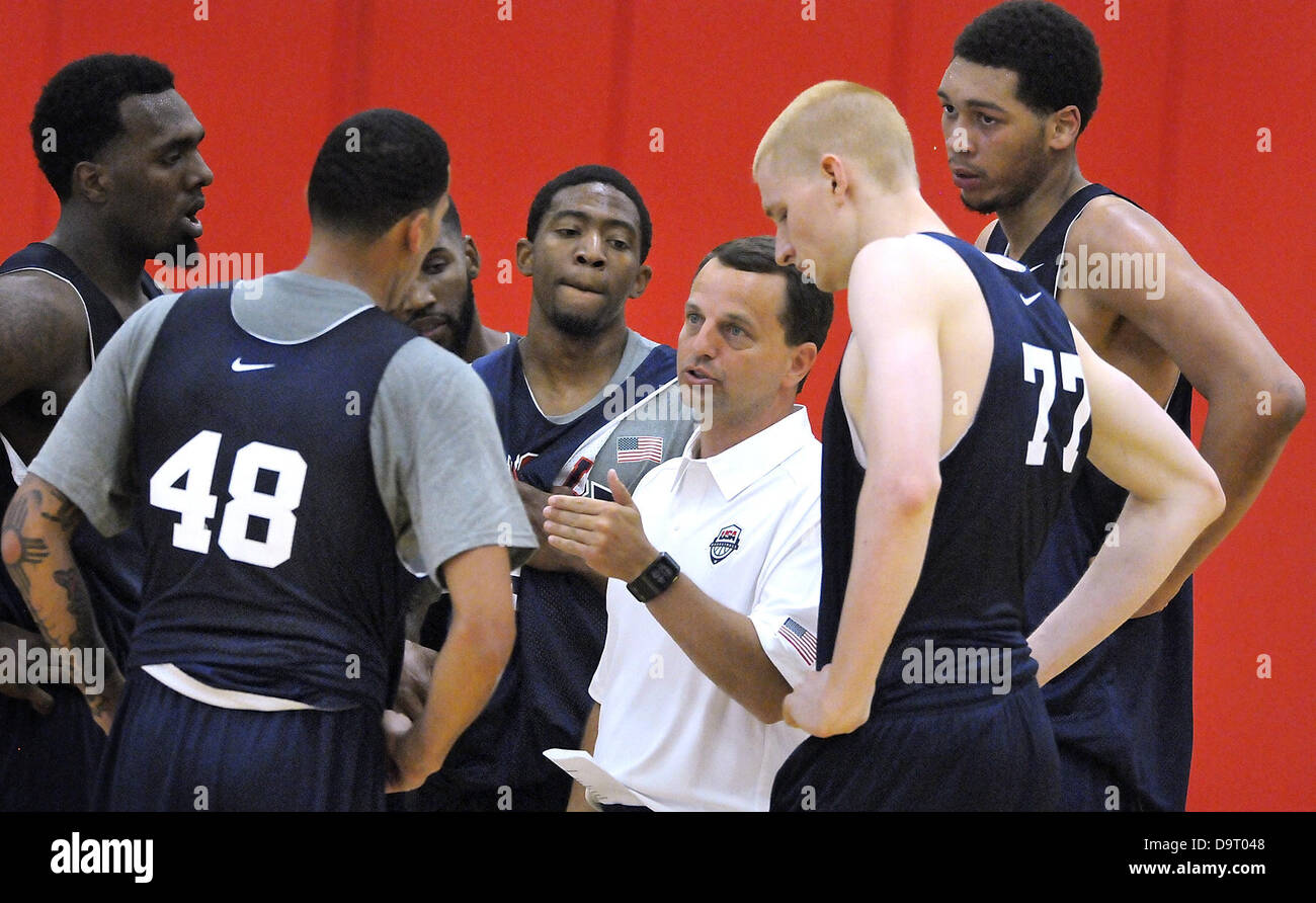 25 juin 2013 - Colorado Springs, NM, États-Unis - Coach Matt Matheny Cour d'Elon University regarde en direction de l'UNM's Kendall Williams # 48 comme il parle aux autres joueurs pendant un temps d'arrêt à la 2013 USA Basketball Men's World University Games Team Training Camp. Le mardi, juin. 24, 2013. (Crédit Image : © Jim Thompson/Albuquerque Journal/ZUMAPRESS.com) Banque D'Images