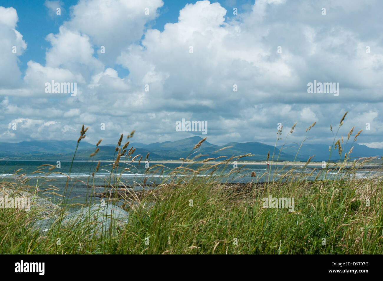 La vue depuis l'île de Shell à la main vers la chaîne de montagnes de Snowdonia, avec Moel Hebog central dans cette vue. Banque D'Images