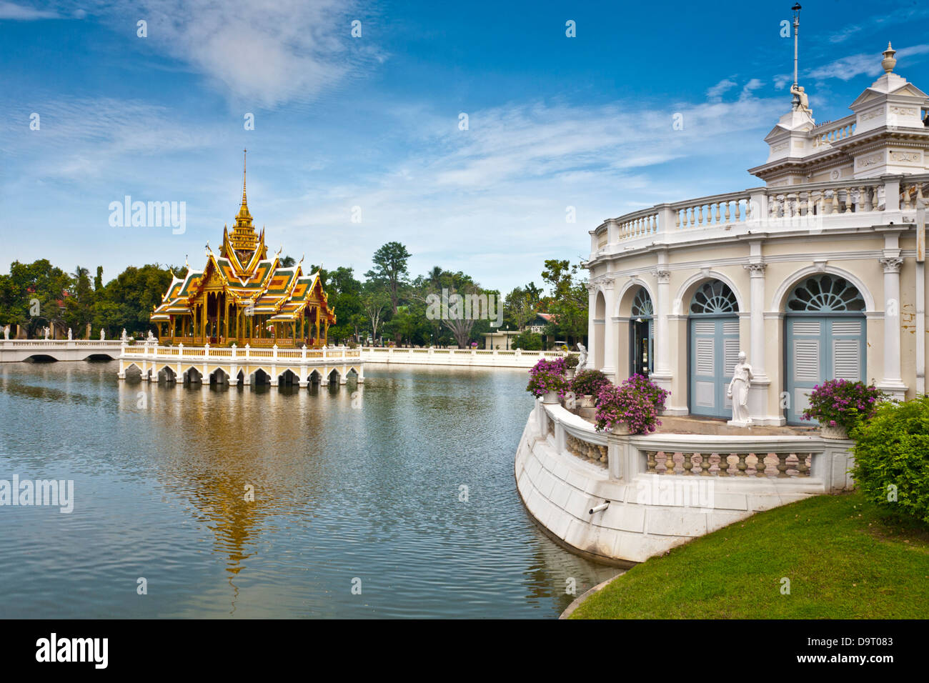 Dans la partie extérieure de bâtiments Palais de Bang Pa-In, un palais royal au nord de Bangkok, Thaïlande. Phra Thinang Aisawan-Art sur la gauche est. Banque D'Images