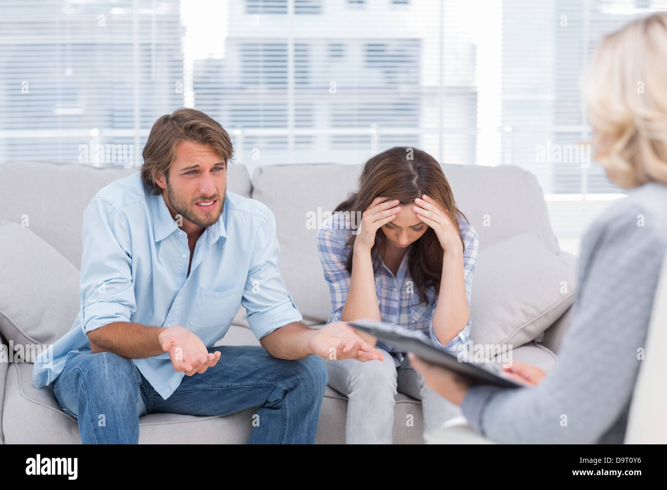 Jeune couple s'asseoir sur le canapé du thérapeute Banque D'Images
