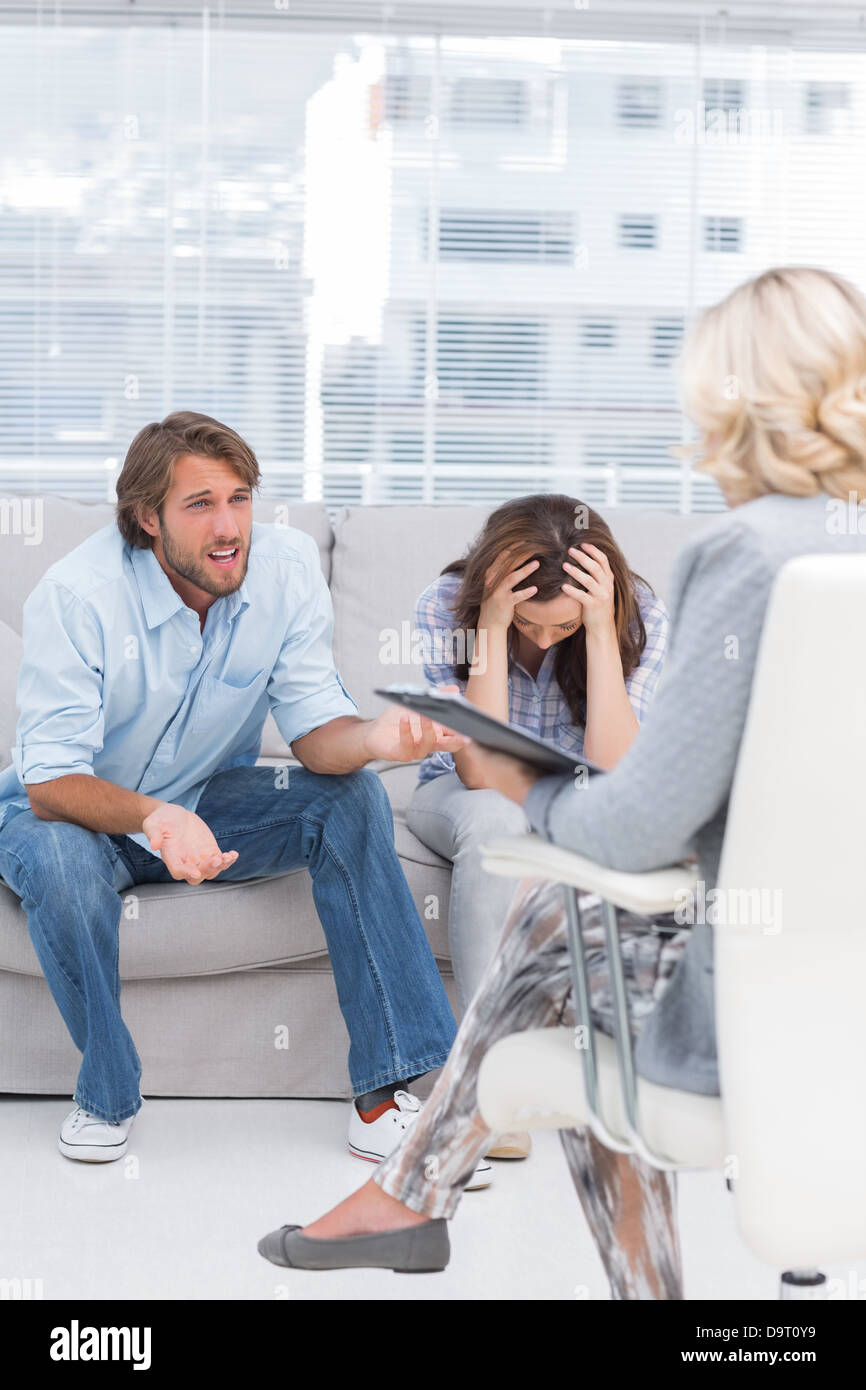 L'écoute de la thérapeute de couple s'asseoir sur le canapé Banque D'Images