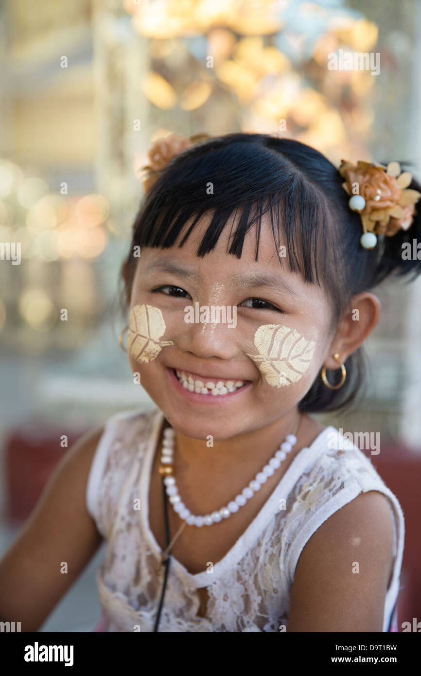 Une fille à l'ShwenandawKyaung, Mandalay, Myanmar (Birmanie) Banque D'Images