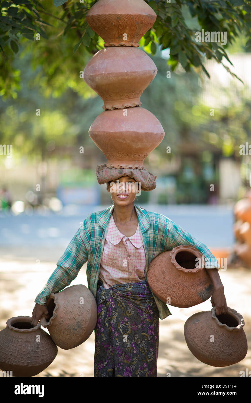 Une femme portant la poterie, Mandalay, Myanmar (Birmanie) Banque D'Images