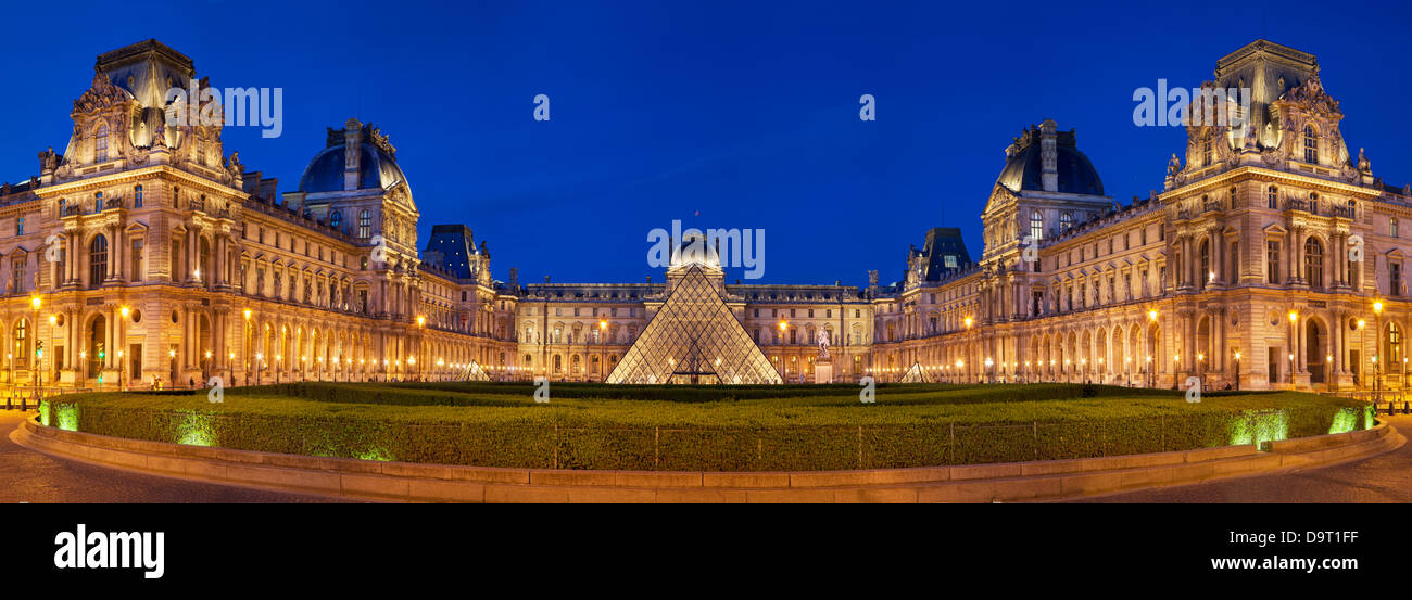 Vue panoramique du musée du Louvre, au crépuscule, Paris France Banque D'Images