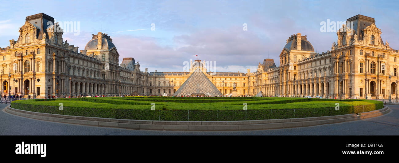 Vue panoramique du Musée du Louvre, Paris, France Banque D'Images