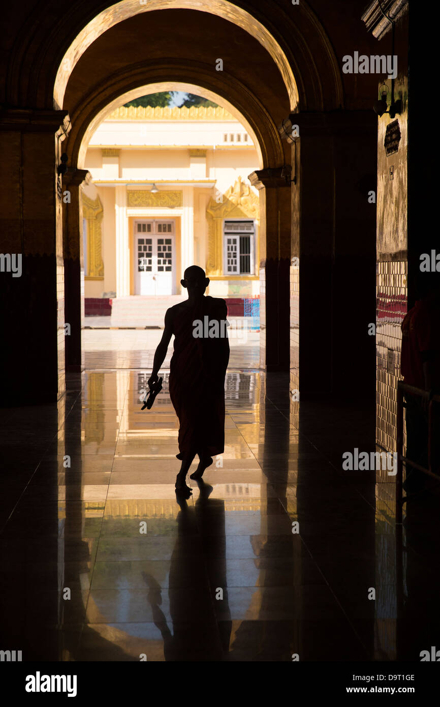 Un moine à l'ShwenandawKyaung, Mandalay, Myanmar (Birmanie) Banque D'Images