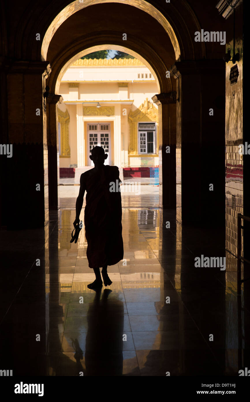 Un moine à l'ShwenandawKyaung, Mandalay, Myanmar (Birmanie) Banque D'Images