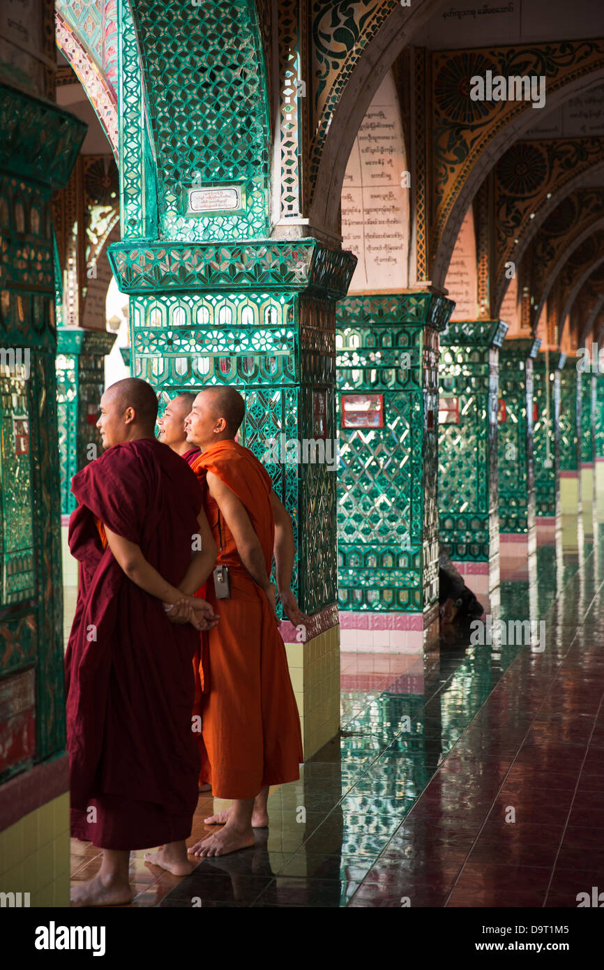 Moines, Mandalay Hill, le Myanmar (Birmanie) Banque D'Images