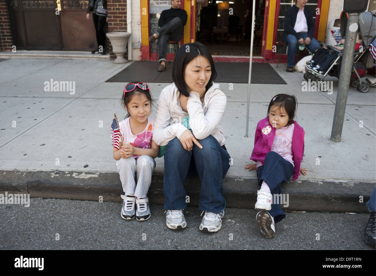 Américains d'femme et ses deux jeunes filles, regardez la Kings County Memorial Day Parade dans Bay Ridge, Brooklyn, NY, 2013. Banque D'Images