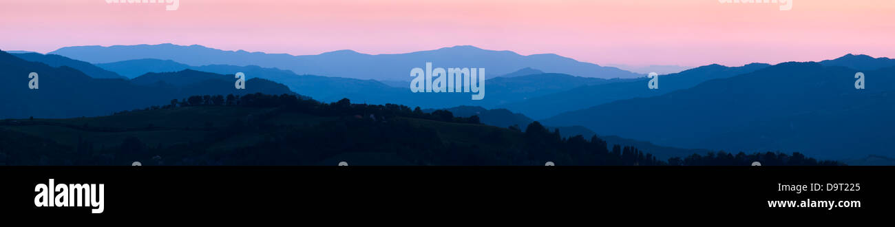 Crépuscule sur les collines de la Marche nr San Marino, Italie Banque D'Images