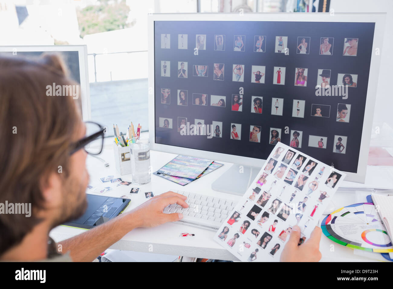 Photo Editor working on la feuille de contact Banque D'Images