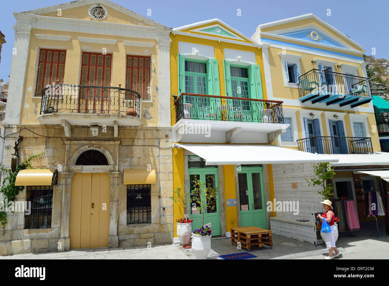 Maisons colorées sur le port, Symi (Simi), le Dodécanèse, région sud de la mer Égée, Grèce Banque D'Images