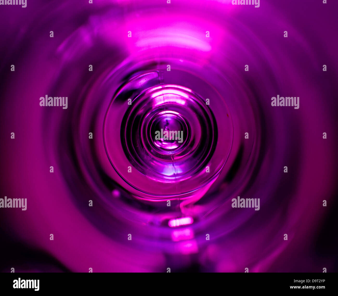 Abstrait, tunnel de verre rose. C'est l'intérieur d'un cappuccino tasse sous un éclairage rose. Banque D'Images