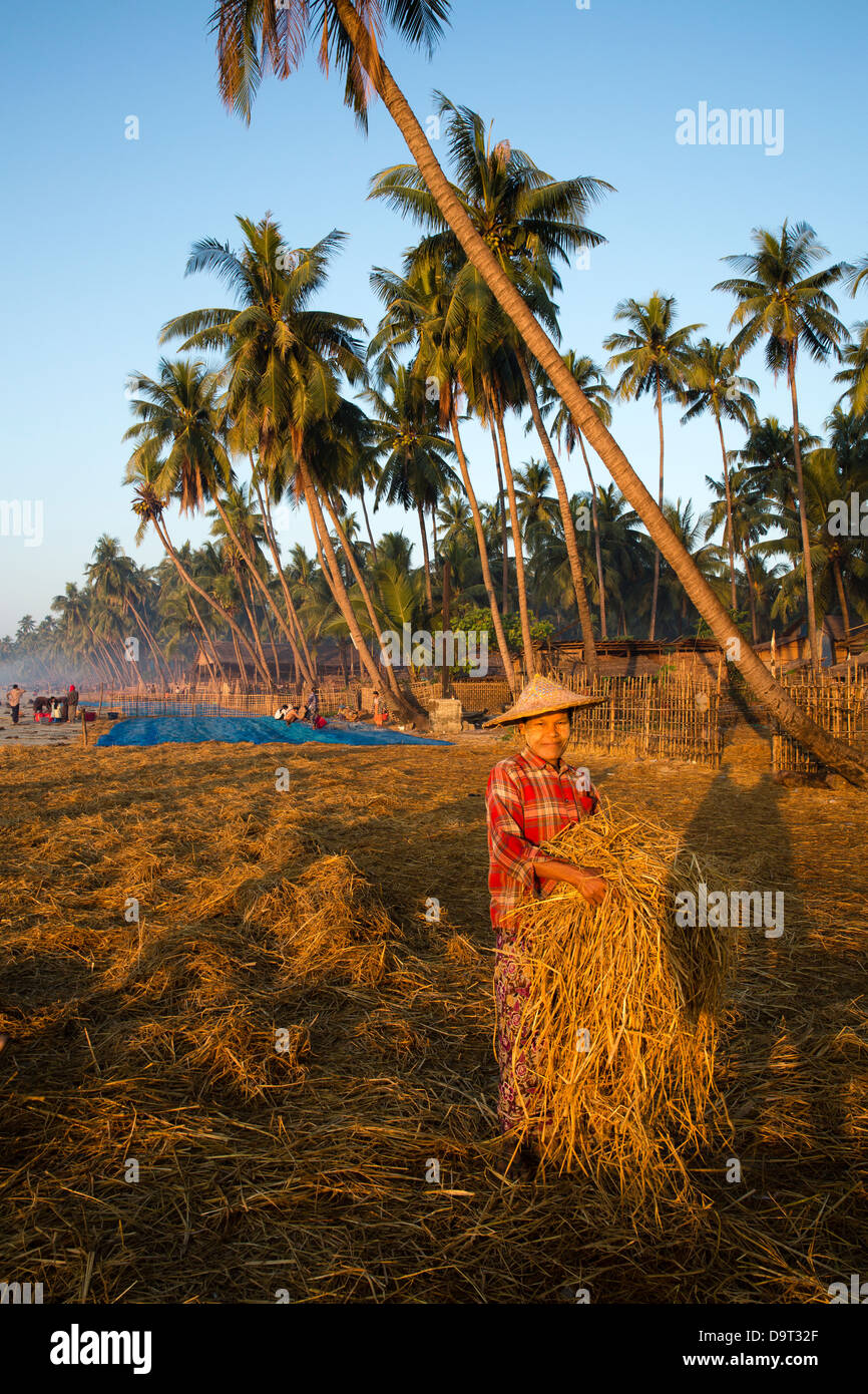 La plage à Gyeiktaw à l'aube, Ngapali, Rakhine, Myanmar (Birmanie) Banque D'Images