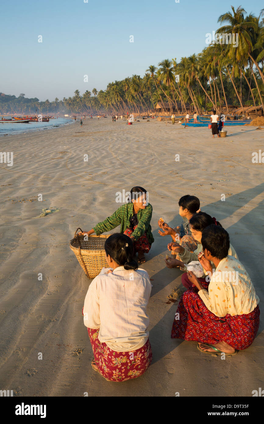 Les femmes sur la plage de Ngapali, Gyeiktaw, Rakhine, Myanmar (Birmanie) Banque D'Images