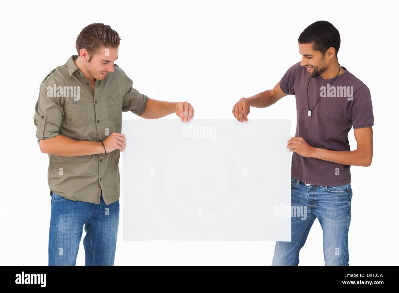 Les hommes élégants holding blank card Banque D'Images