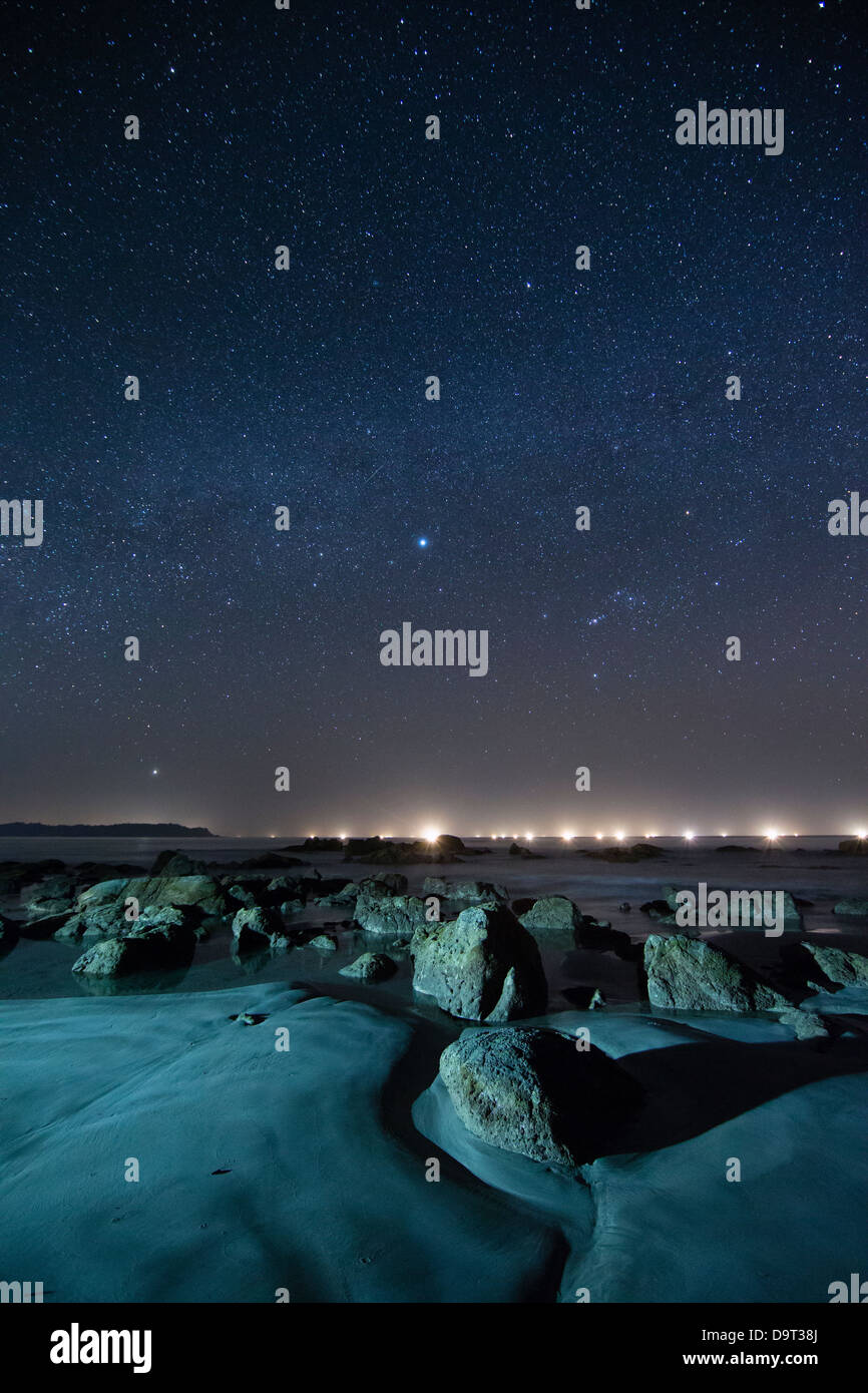 Une nuit étoilée avec la constellation d'Orion sur la baie du Bengale de Ngapali, Rakhaing, Myanmar (Birmanie) Banque D'Images
